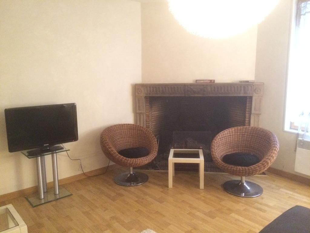 L'Appartement De La Maison Du Theatre Saint Bonnet Μπουρζ Δωμάτιο φωτογραφία